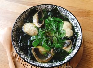 Hình của món 🌱 Canh Nấm Rong Biển Wakame (Vegan).