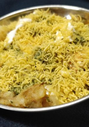 A picture of Dahi papdi chat.