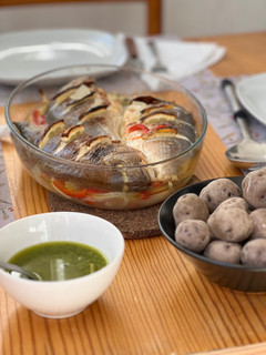Una foto de Dorada al horno con papas negras