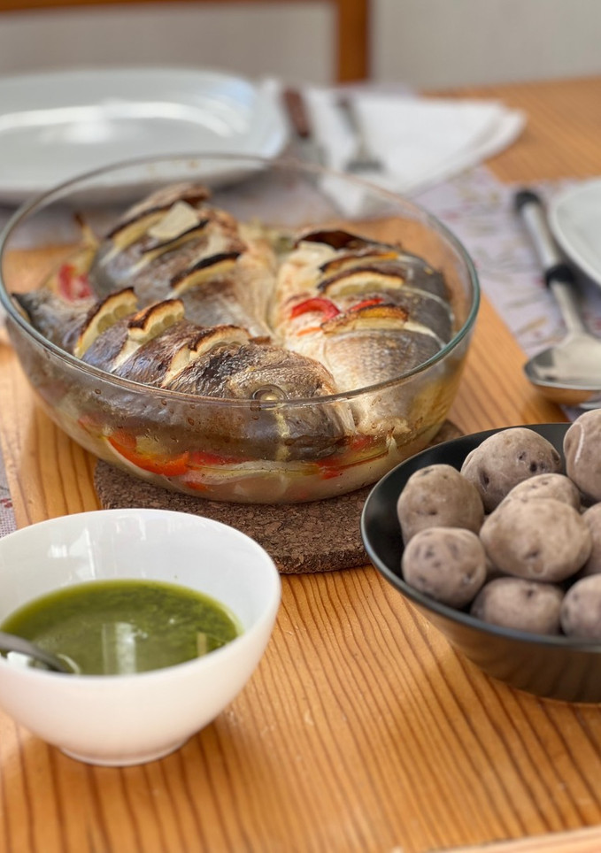 Una foto de Dorada al horno con papas negras