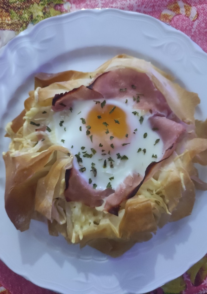 Una foto de Nidos crujientes de jamón y huevo