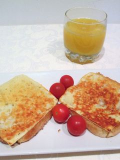 Una foto de Desayuno de pan Bimbo y queso tostado con tomatitos cherry