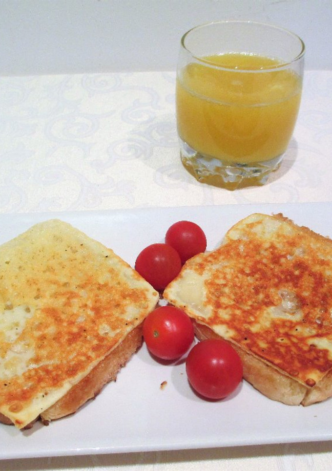 Una foto de Desayuno de pan Bimbo y queso tostado con tomatitos cherry