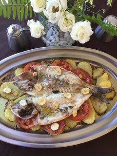Una foto de Dorada con patatas al horno
