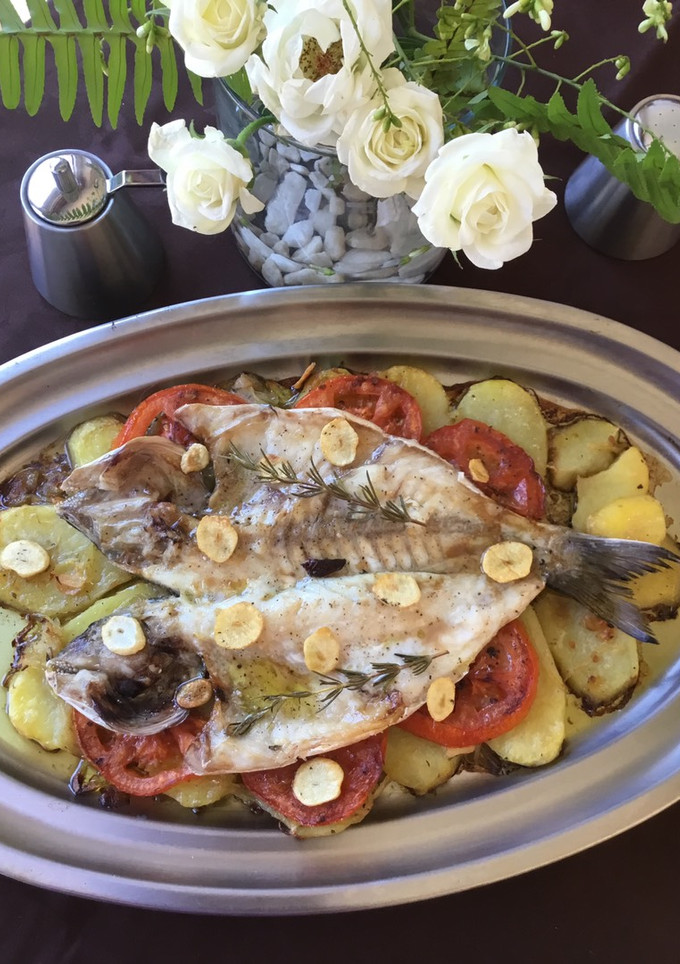 Una foto de Dorada con patatas al horno
