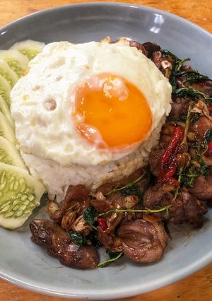 รูปของ ข้าวกะเพราเครื่องในไก่ ไข่ดาว