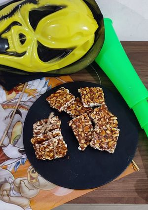શીંગદાણા ની ચીકી (Shingdana Chiki Recipe In Gujarati) રેસીપી મુખ્ય ફોટો
