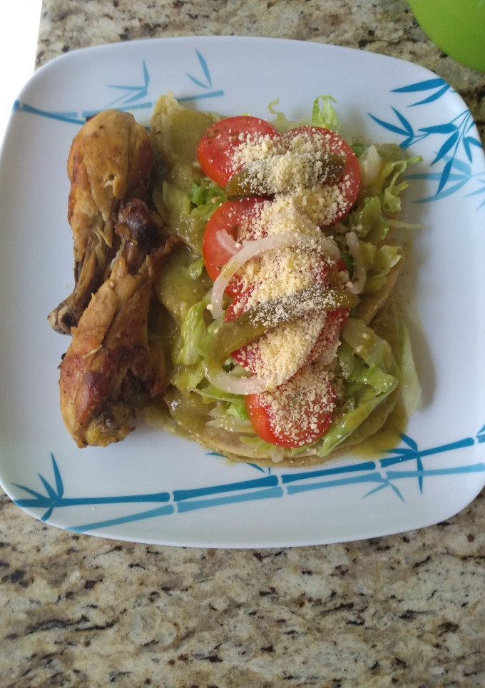 Una foto de Enchiladas verdes con pollo frito