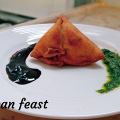 A picture of Aloo samosa.