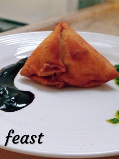 A picture of Aloo samosa.