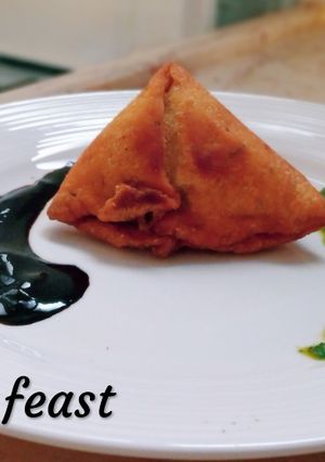 A picture of Aloo samosa.