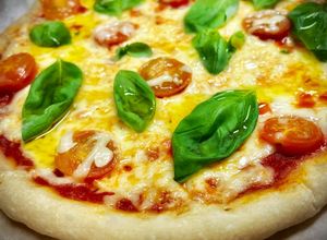 Foto principal de Pizza napolitana casera (masa con prefermento)