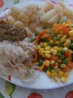 Kukoricás zöldségek fasírt hússal, főtt burgonyával recept fotója