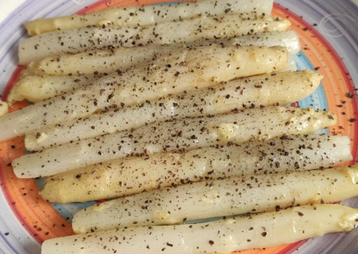 Espárragos a la plancha con sal negra