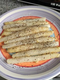 Una foto de Espárragos a la plancha con sal negra