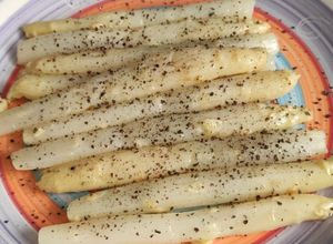 Una foto de Espárragos a la plancha con sal negra