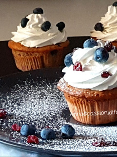 Foto di Cupcakes vegan ai frutti di bosco, mele e panna al limone
