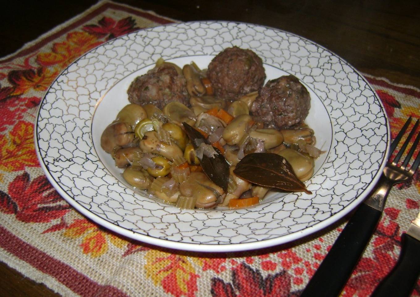 Habas con albóndigas