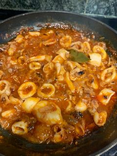 Una foto de Calamares en salsa