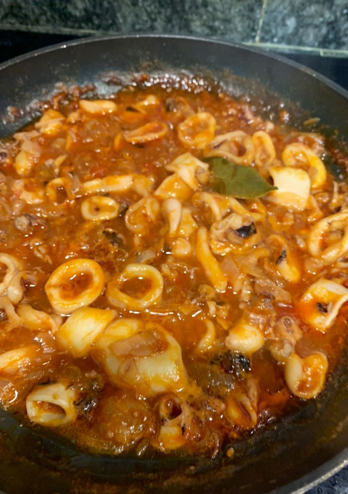 Una foto de Calamares en salsa