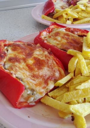 Una foto de Pimiento rojo relleno de butifarra