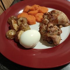 A picture of Maple garlic chicken with crispy potatoes and steamed carrots.