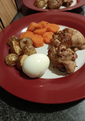 A picture of Maple garlic chicken with crispy potatoes and steamed carrots.
