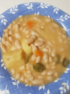 Una foto de Judías blancas con verduras