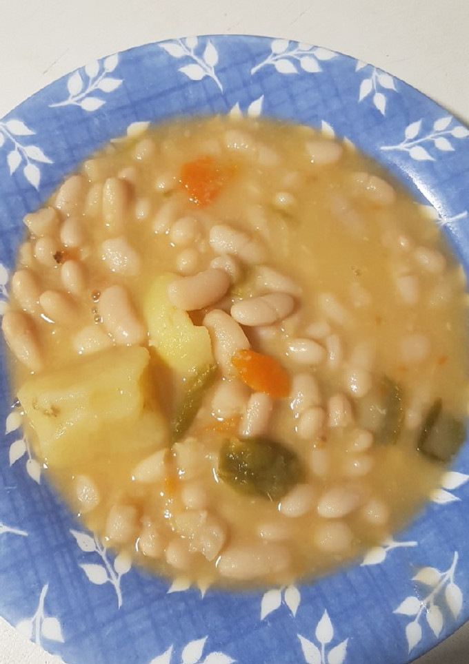 Una foto de Judías blancas con verduras