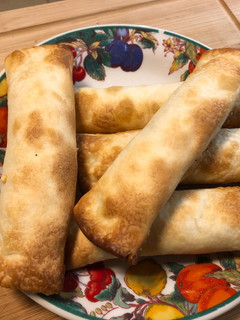 Una foto de Rollos de queso y manteca saborizada