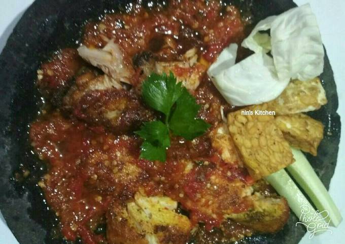 Ayam gprek sambal lalap