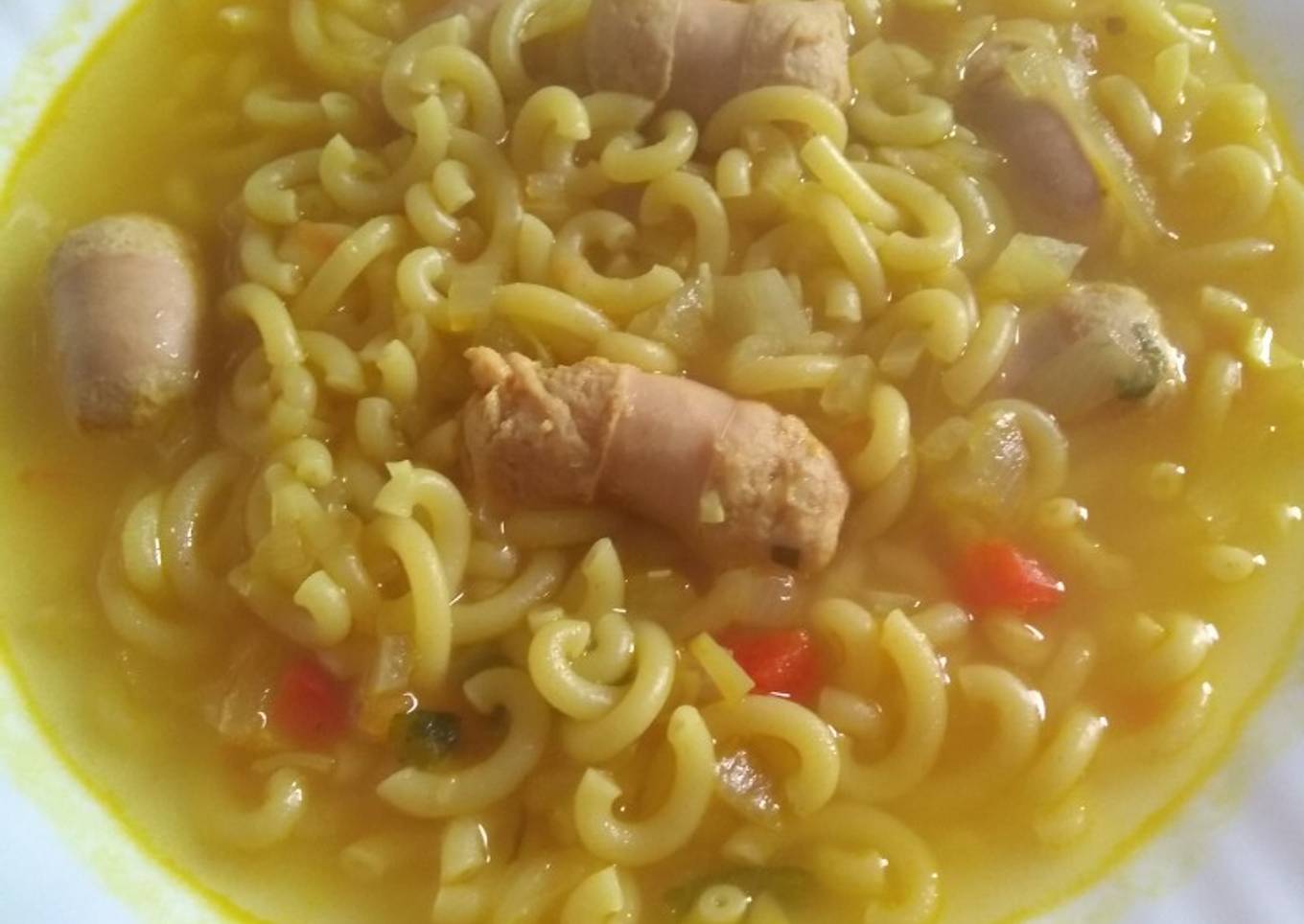 Fideuá caldosa con salchichas