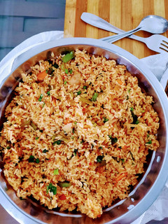 शेजवान राईस (Schezwan Fried Rice Recipe In Marathi) रेसिपी चे मुख्य फोटो
