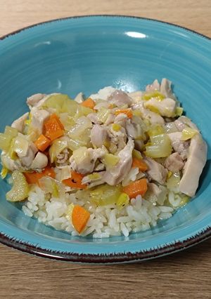 Una foto de Pollo en juliana de verduras al Jerez