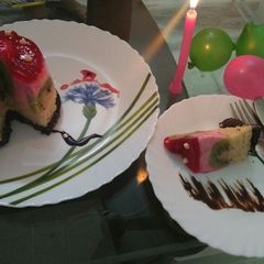 A picture of Kiwi yogurt cream cheese cake.