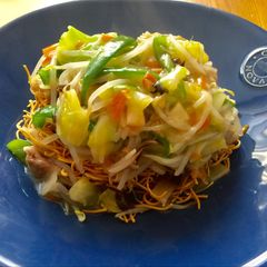 A picture of Deep fried noodles.