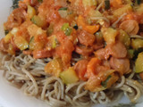 Espaguettis de espelta ecológicos con salsa de tomate, salchichas y verduras