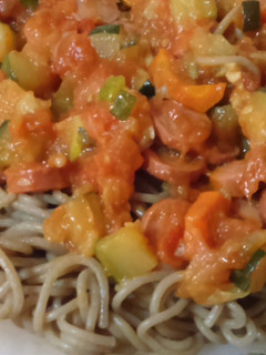 Una foto de Espaguettis de espelta ecológicos con salsa de tomate, salchichas y verduras