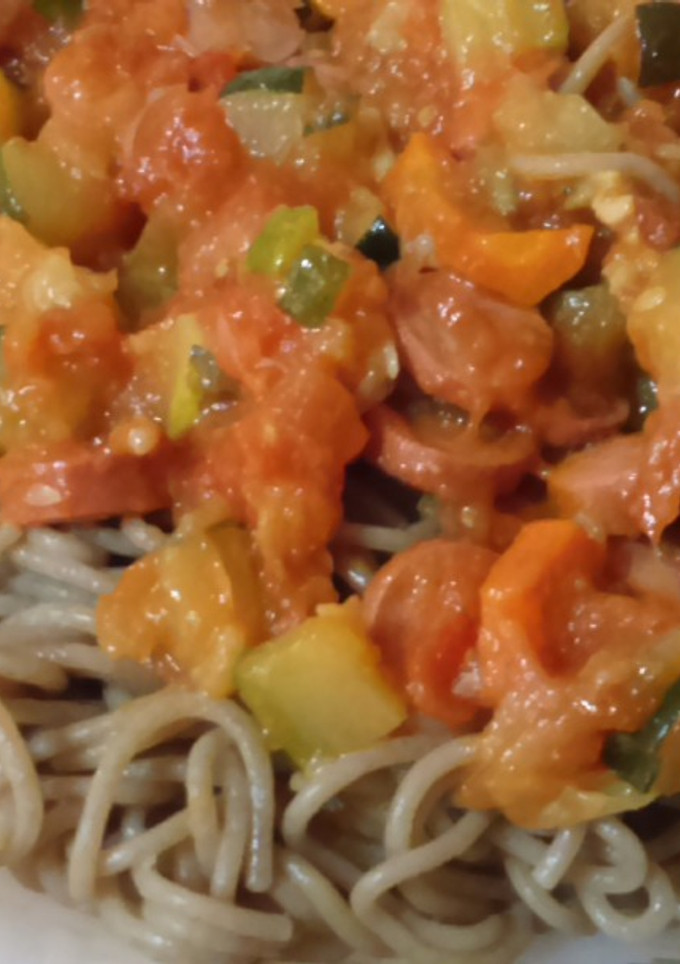 Una foto de Espaguettis de espelta ecológicos con salsa de tomate, salchichas y verduras