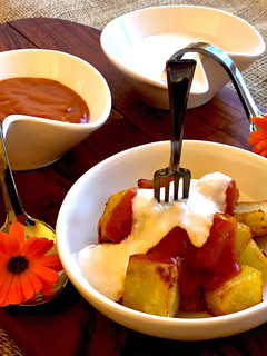 Una foto de Patatas con salsa brava y falso alioli