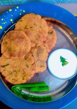 सिंघाड़े के आटे की आलू पूरी कचौड़ी रेसिपी मुख्य फोटो