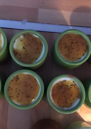 Une photo de Petites crèmes pistache au coulis de kiwi prune pêche