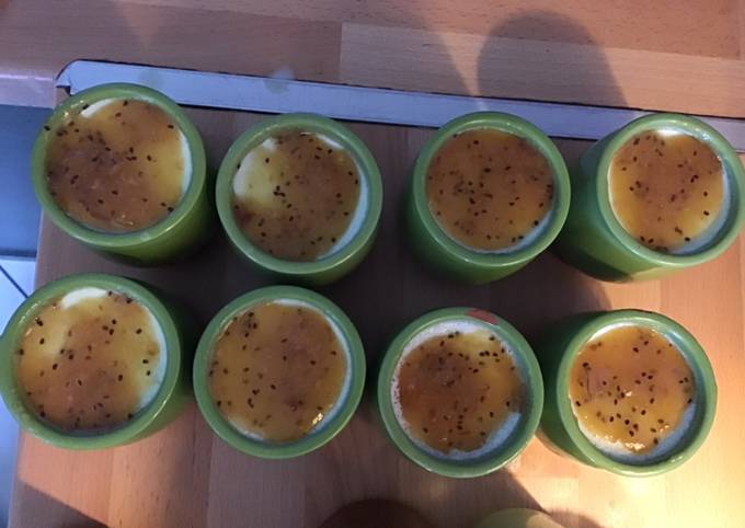 Petites crèmes pistache au coulis de kiwi prune pêche