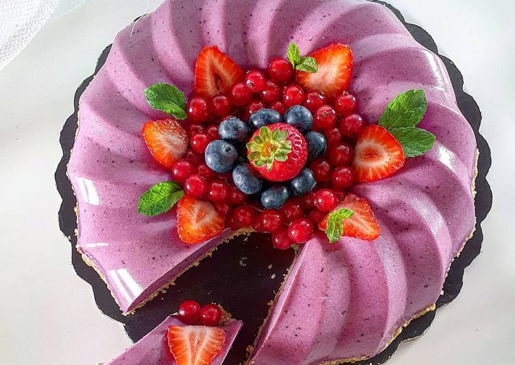 Recetta di Premiato Mousse ai frutti di bosco con biscotto al burro