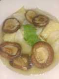 ต้มจืดเห็ดหอมใส่ฟองเต้าหู้ม้วนทอด (Clear Soup with Shiitake Mushrooms and Fried Bean Curd Roll)