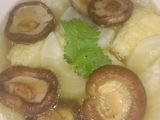 ต้มจืดเห็ดหอมใส่ฟองเต้าหู้ม้วนทอด (Clear Soup with Shiitake Mushrooms and Fried Bean Curd Roll)