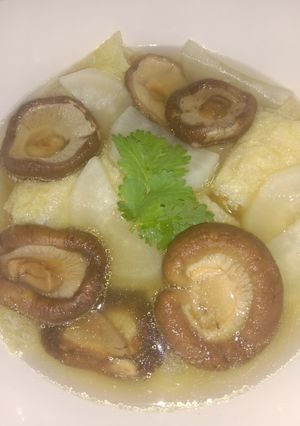 รูปของ ต้มจืดเห็ดหอมใส่ฟองเต้าหู้ม้วนทอด (Clear Soup with Shiitake Mushrooms and Fried Bean Curd Roll)