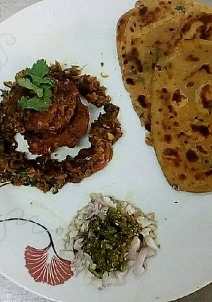 A picture of Missi roti.