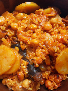 Una foto de Arroz integral con garbanzos y morcilla asturiana