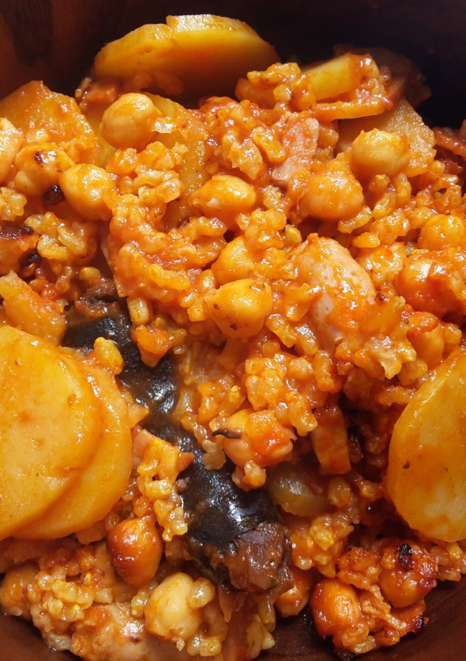 Una foto de Arroz integral con garbanzos y morcilla asturiana